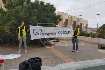 Los afectados por el retraso en el pago de las nóminas municipales exigen cobrar (Foto TA)